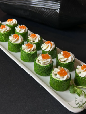 Green ролл с семгой ,красной икрой и кремом чиз (10 шт) Green ролл с семгой