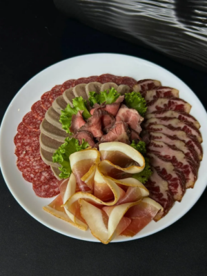 Плато мясных деликатесов (прошутто, хамон, салями с/к, ростбиф, язык телячий) Плато мясных деликатесов