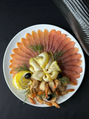 Плато рыбных деликатесов (эсколар, сёмга х/к, кета х/к, креветка жареная) Плато рыбных деликатесов