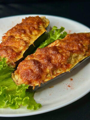 Запеченный баклажан с овощами под сыром моцарелла Запеченный баклажан с овощами под сыром моцарелла